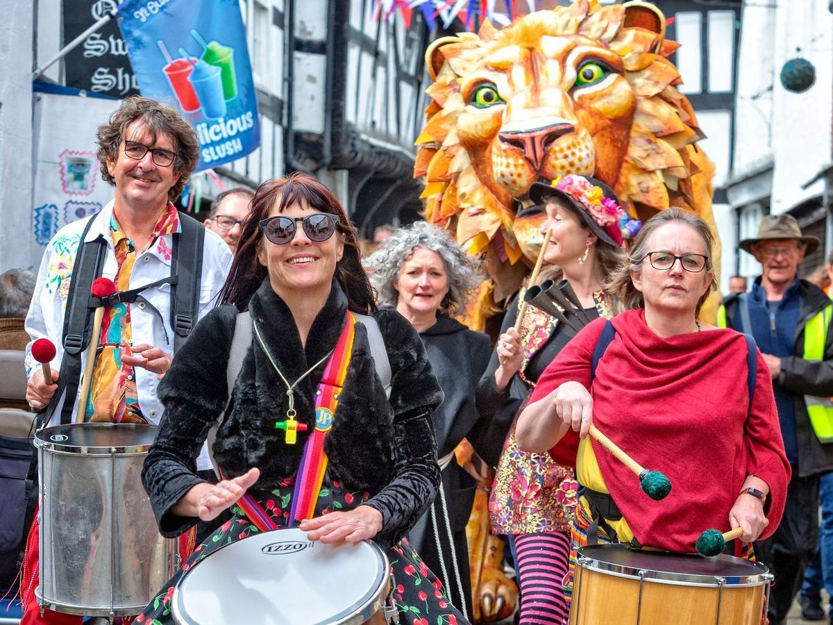 A giant lion puppet created by The Fetch Theatre and accompanied by Broseley Beats Samba Band at the Jubilee celebrations in Leominster. Photo credit: © Richard Shakespeare.